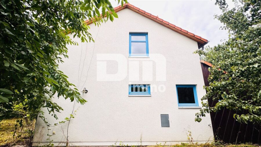 (R)eserviert!Schönes modern geschnittenes Einfamilienhaus mit Garage und großem Grundstück - Rückansicht